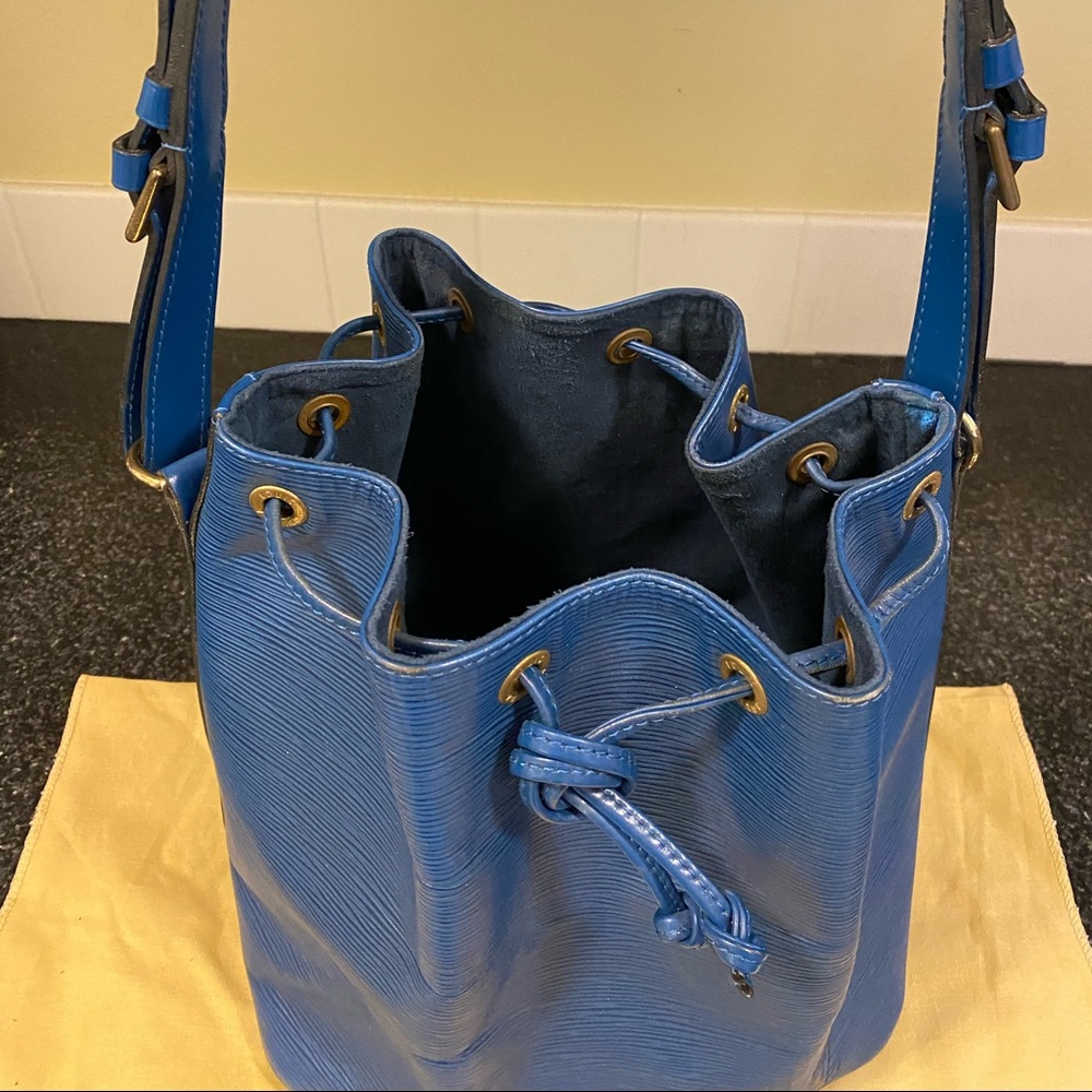 Louis Vuitton blue Toledo Epi Noe MM leather shoulder bag.